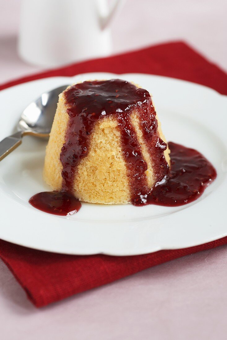 Brotpudding mit Erdbeermarmelade