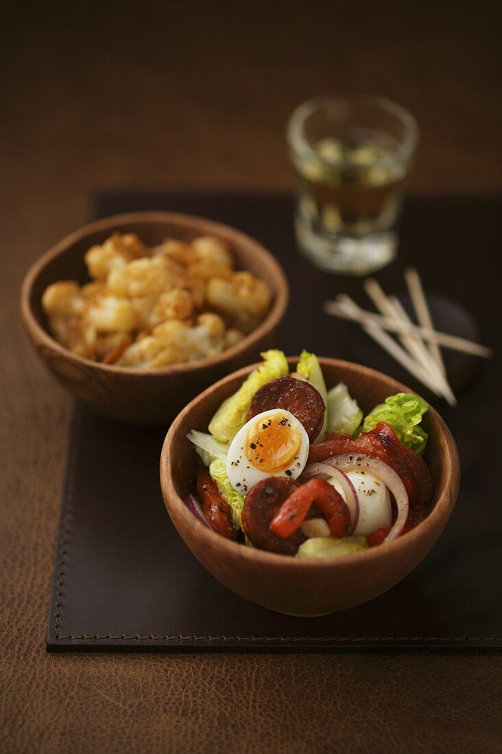 Tapas: Salat mit Ei und Chorizo, würziger Blumenkohl, Sherry