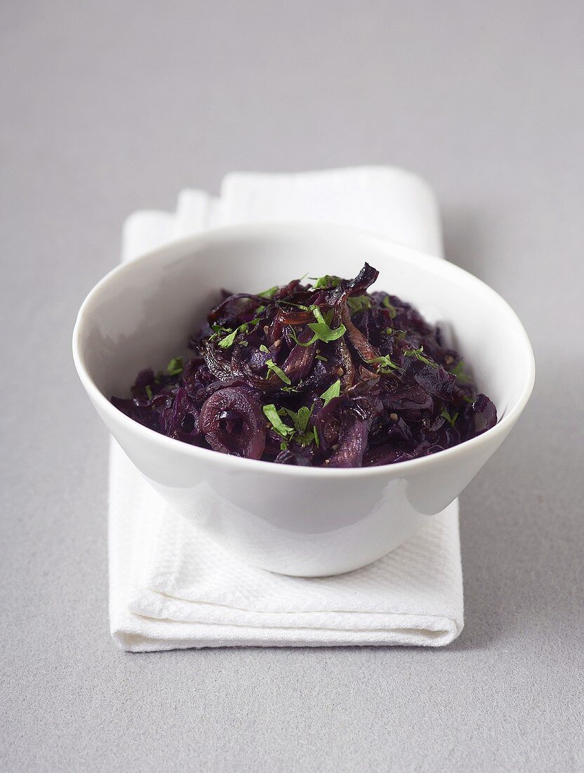 Rotkohl mit gehackten Kräutern