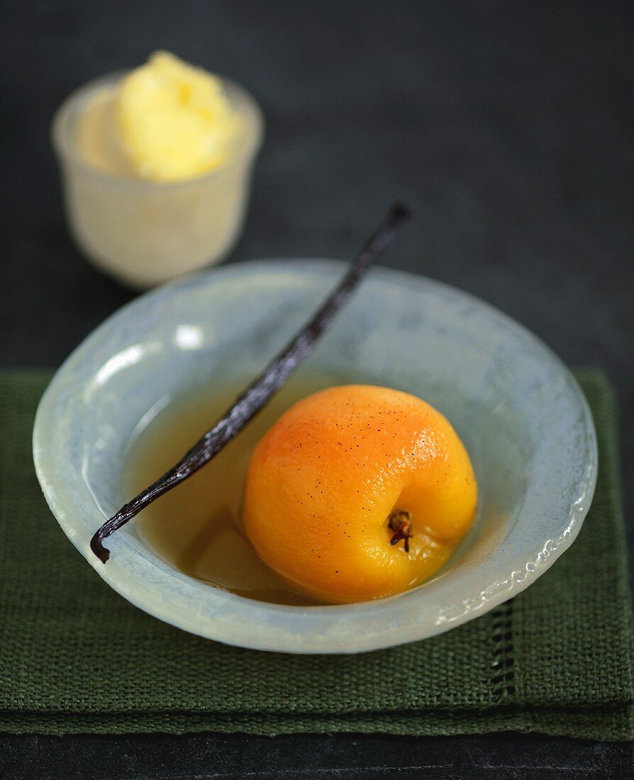 Pochierte Aprikose mit Vanille und Clotted Cream