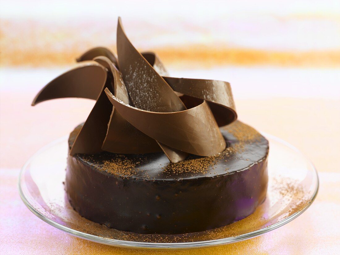 Schokoladen-Trüffel-Torte mit kunstvoller Schokoladendeko