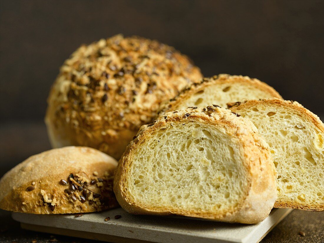 Maisbrot mit Käse, teilweise geschnitten