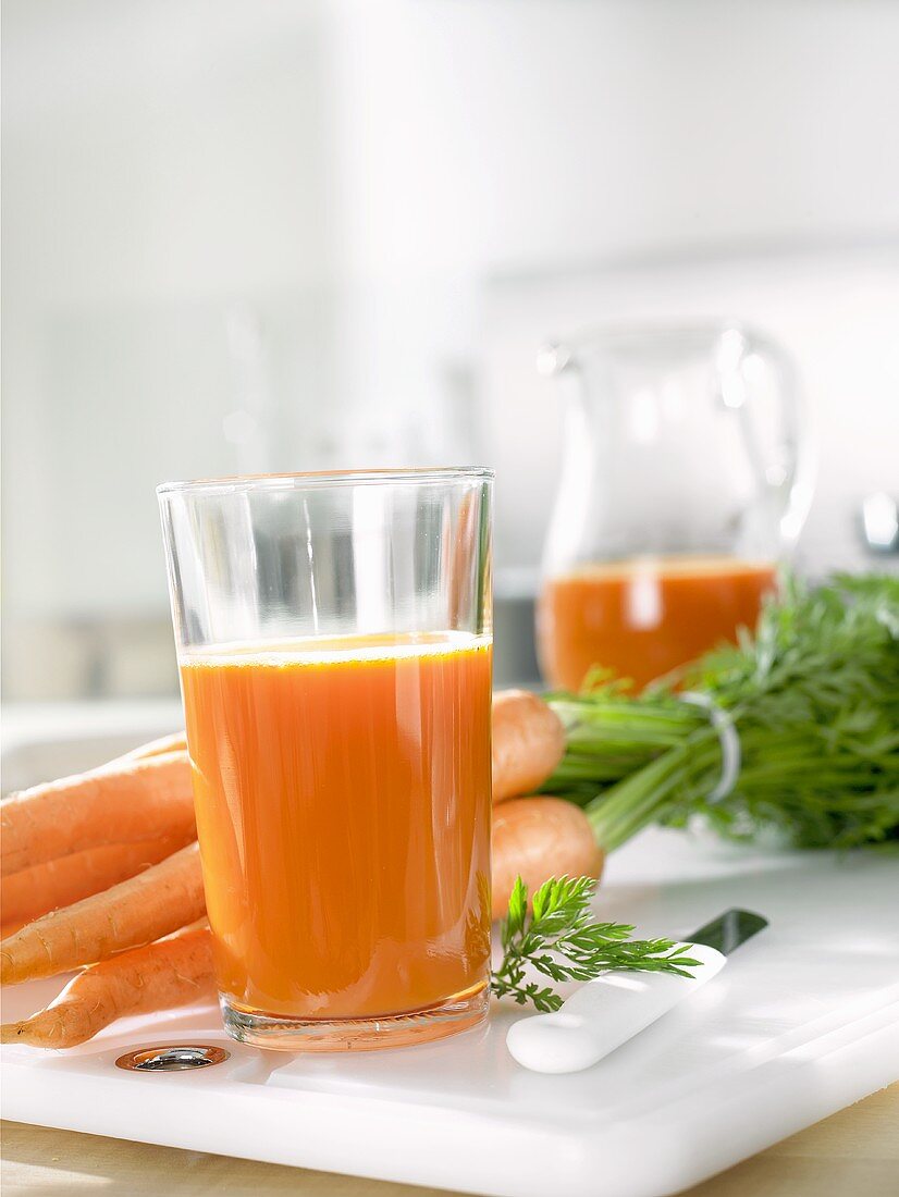 Carrot juice and fresh carrots