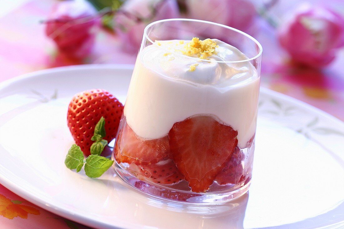 Soft cheese and honey mousse with strawberries