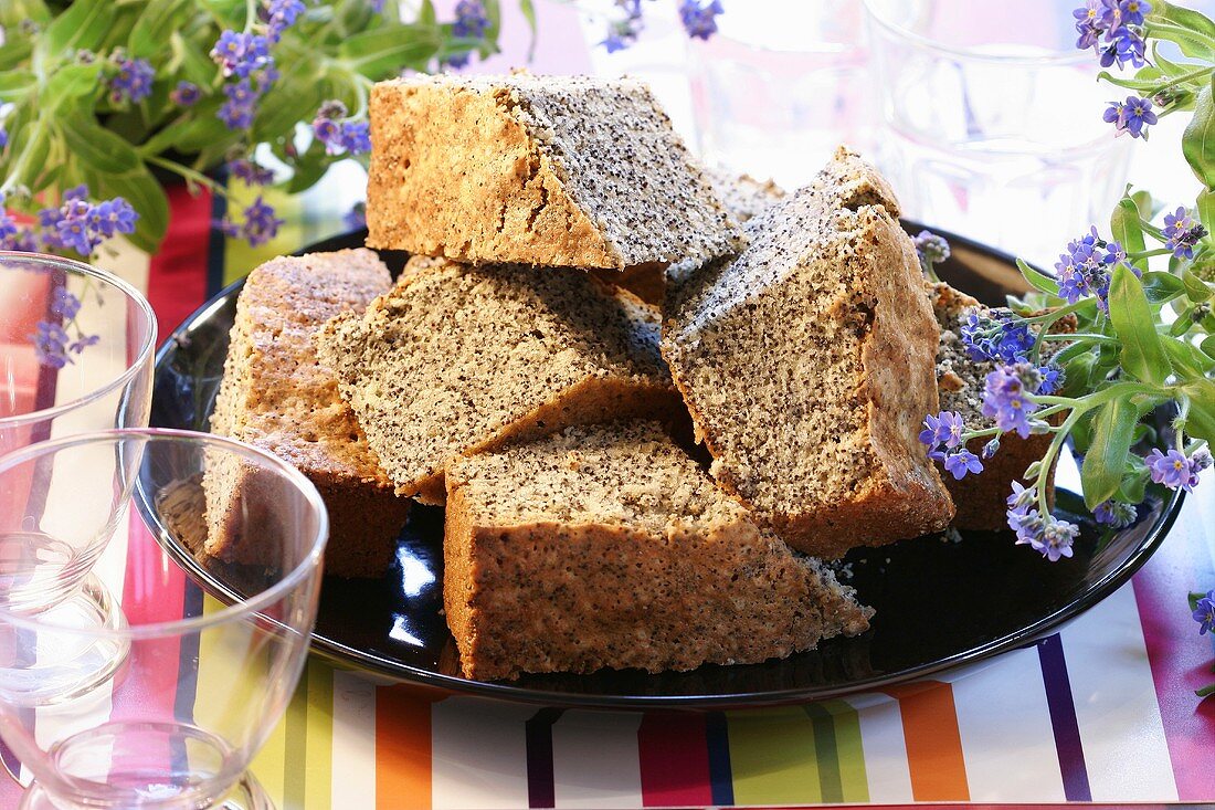 Mohnkuchen in Stücken auf Teller