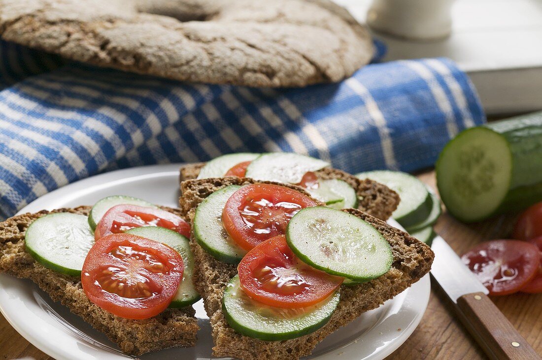 Ruisleipä (Brot, Finnland) mit Tomaten und Gurken