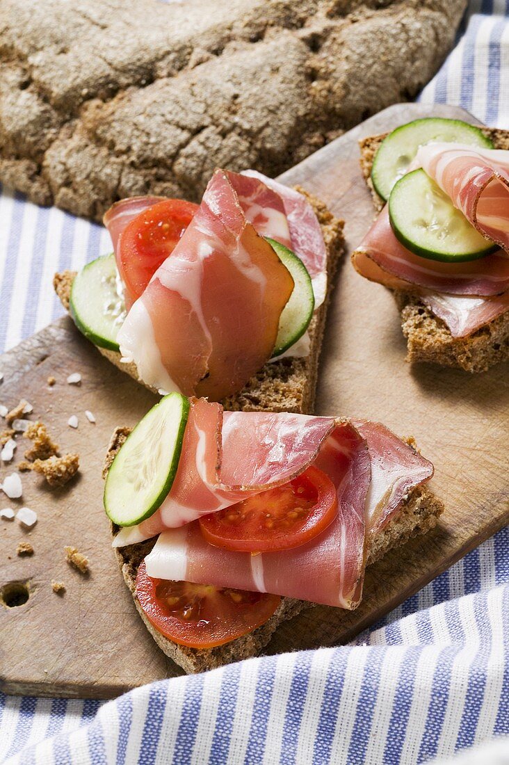 Ruisleipä (Brot, Finnland) mit Schinken, Tomaten, Gurken