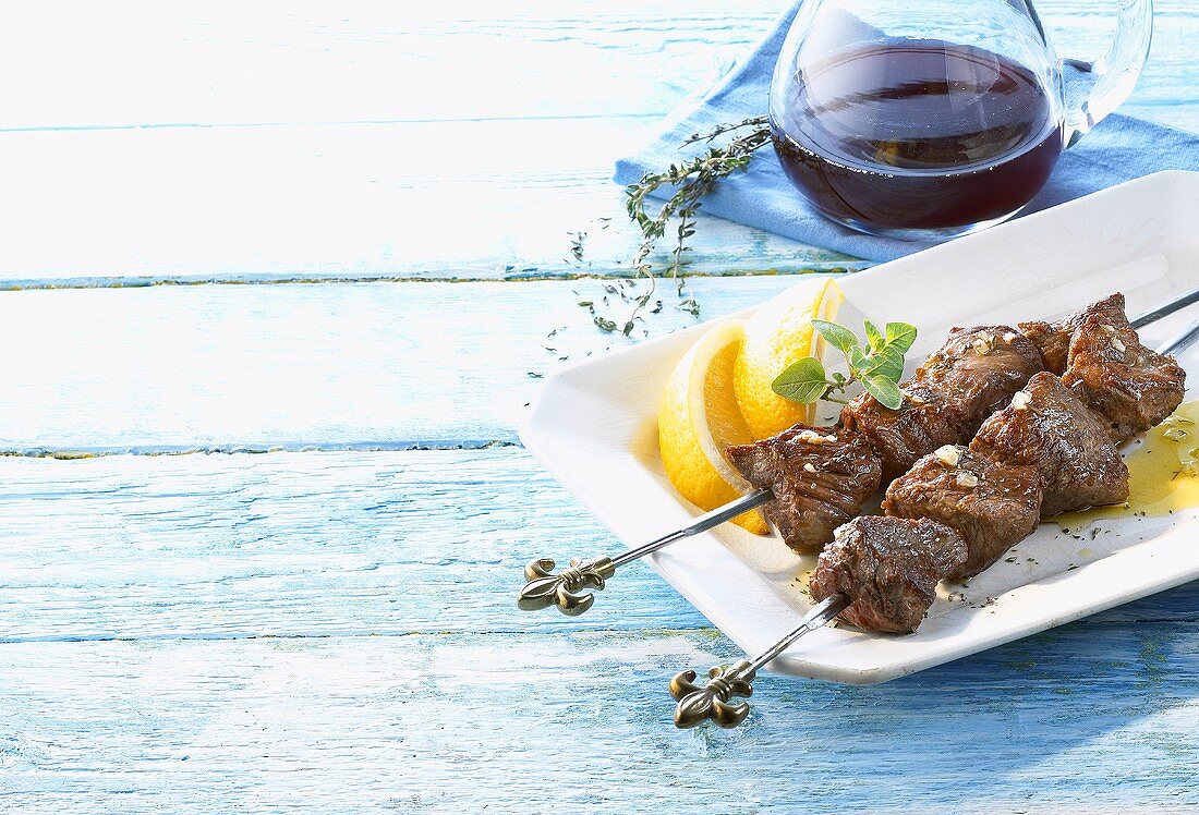 Lamb kebabs with lemon, thyme and red wine (Greece)