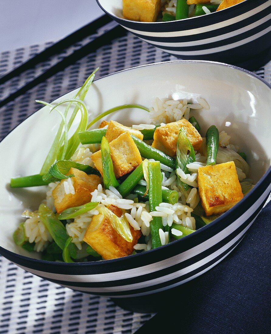 Reis mit gebratenem Tofu und grünen Bohnen