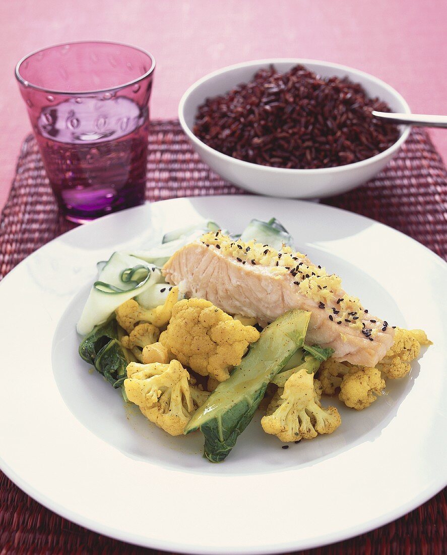 Lachsfilet mit Blumenkohl, Mangold und Raita