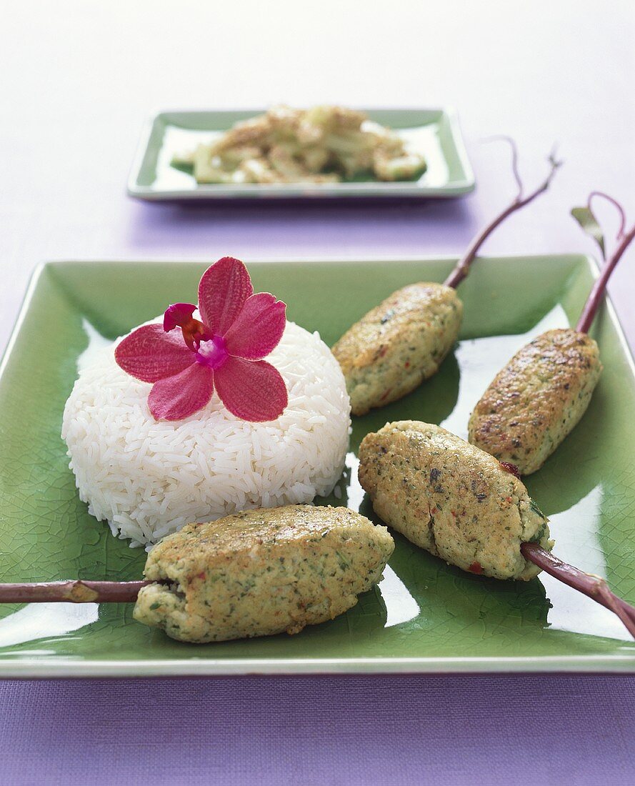 Garnelenklösschen auf Spiessen mit Reis (Asien)