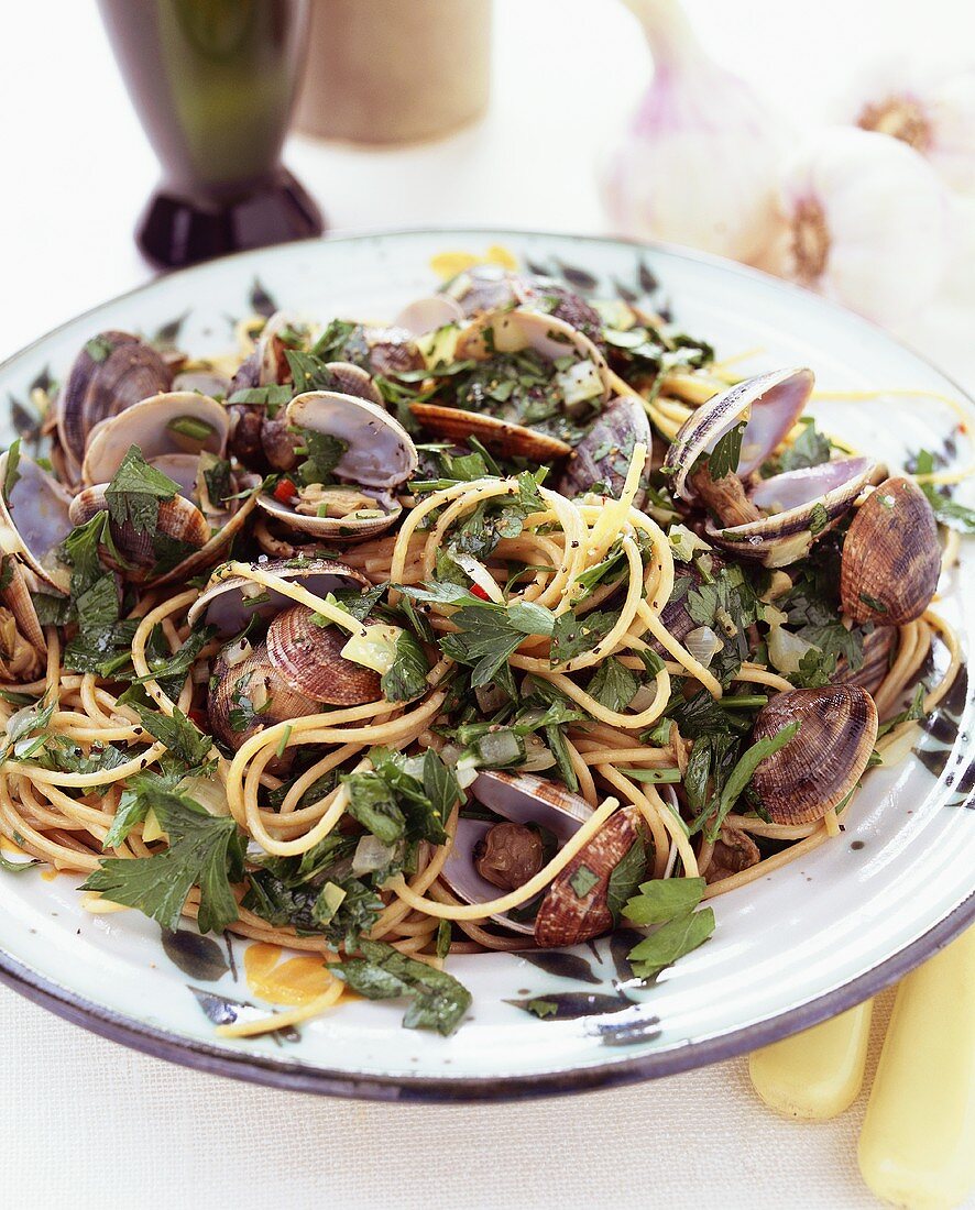 Spaghetti Vongole mit frischer Petersilie