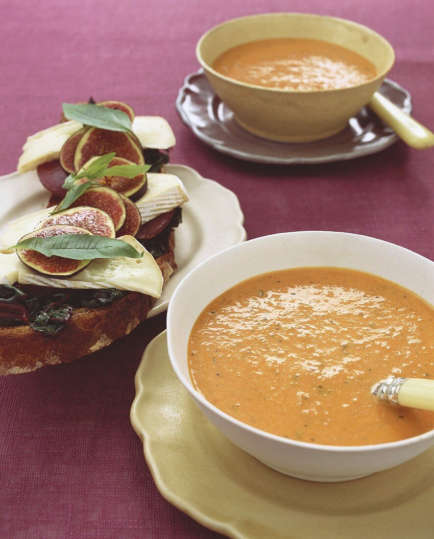 Tomatensuppe und Brot mit Spinat, Käse, Bresaola und Feigen