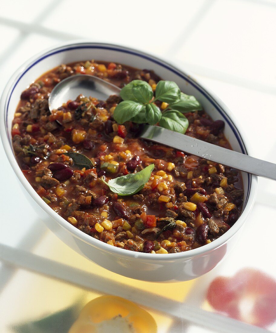 Chili con Carne mit frischem Basilikum