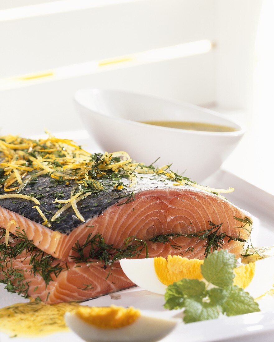 Graved Lachs mit Senfsauce und Dill