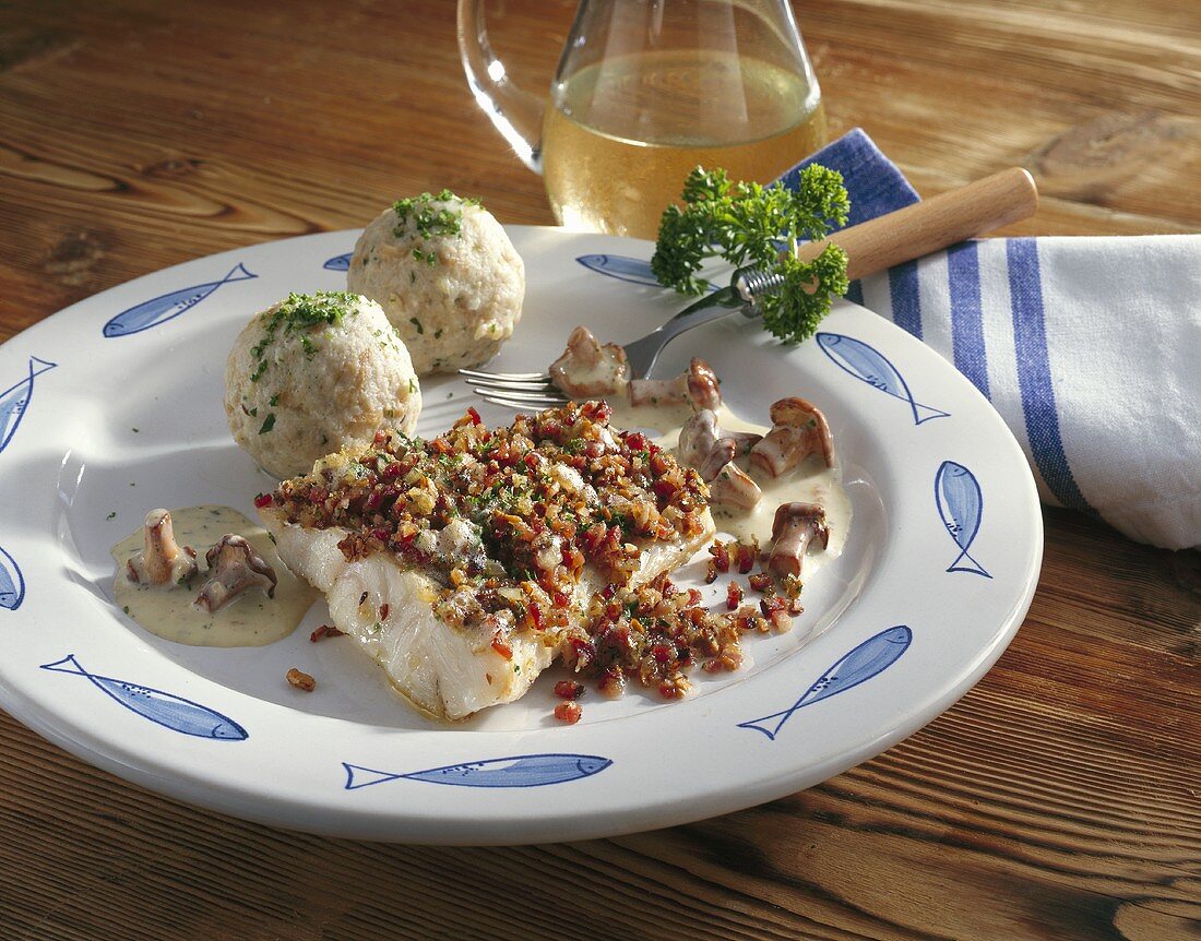 Zander fillet with chanterelle crust and bread dumplings