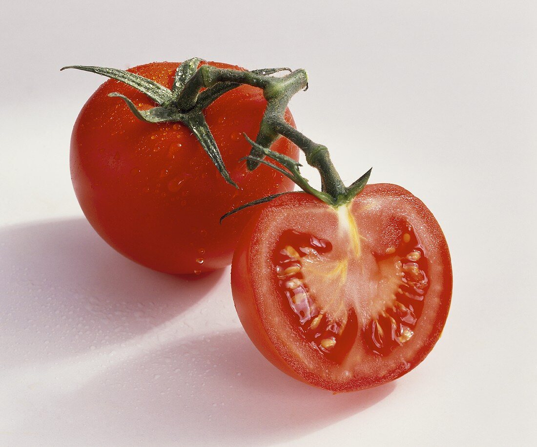 Whole and half tomato, variety Elegance