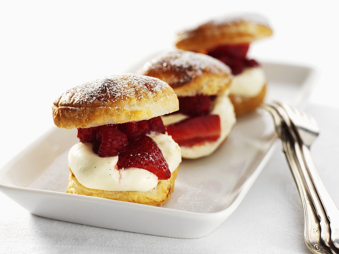 Scones filled with strawberries and vanilla cream