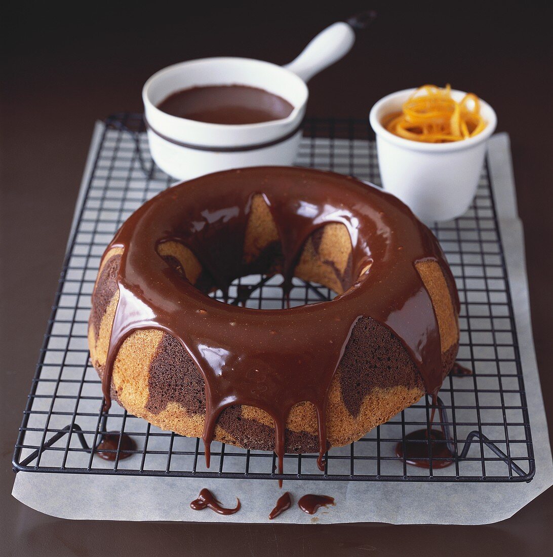 Marmorkuchen mit Schokoladenglasur und Orangenzesten