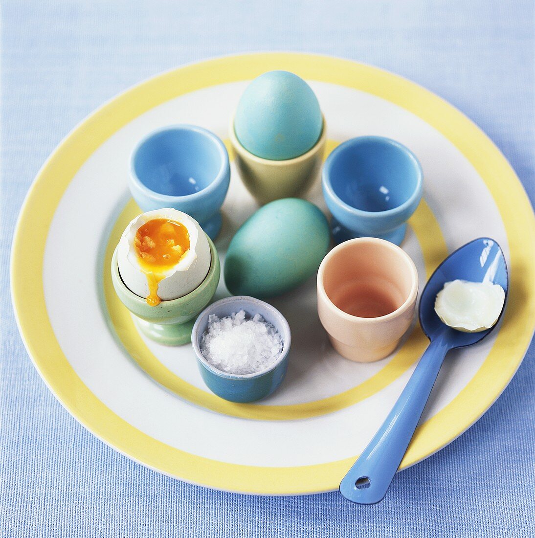 Weichgekochte gefärbte Eier in Eierbechern zu Ostern