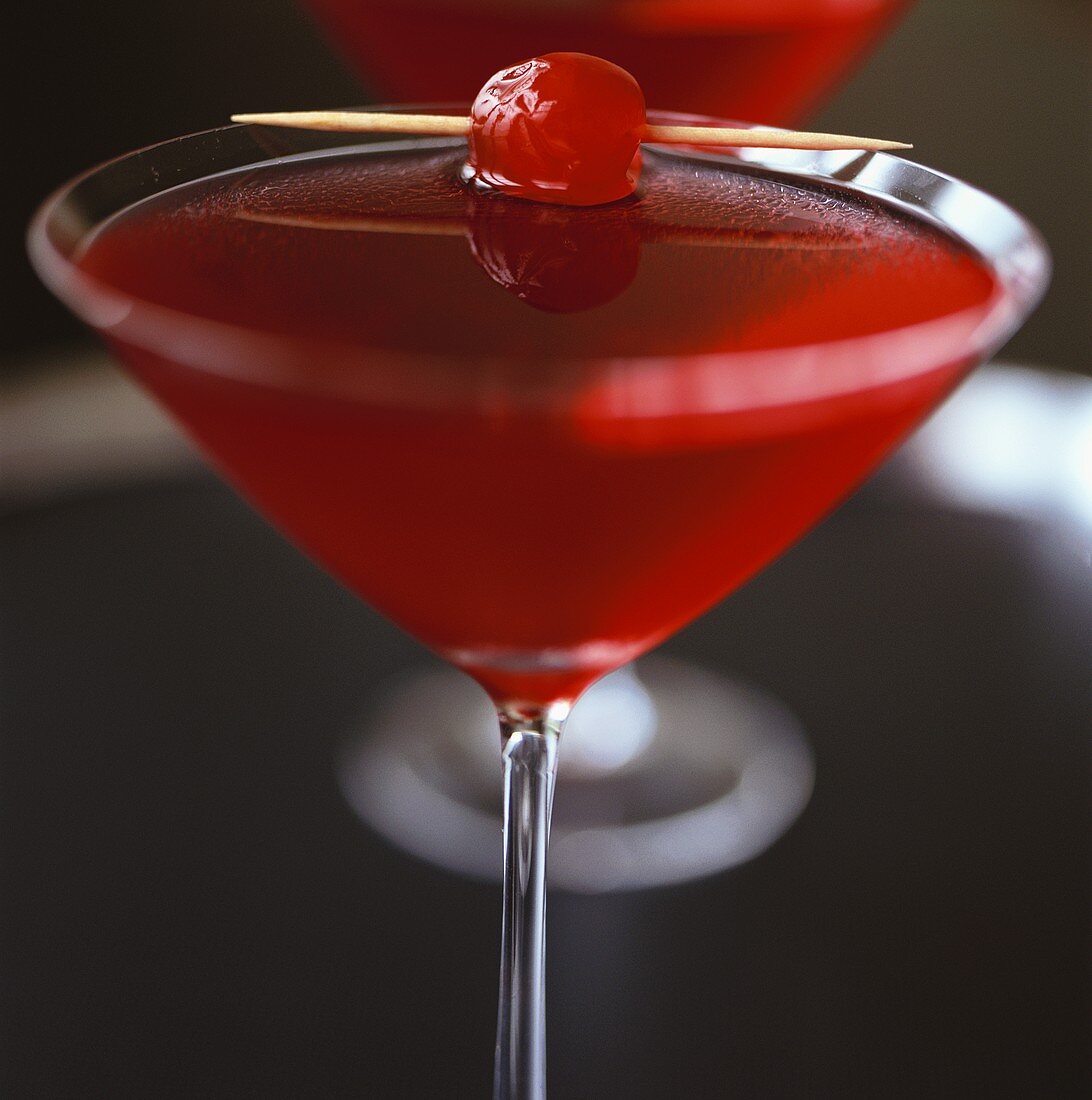 Cranberry Martini mit Cocktailkirsche