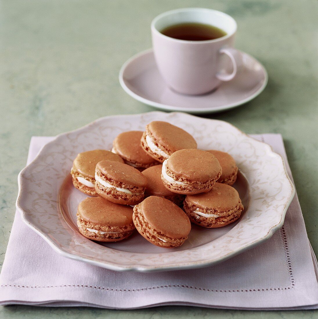 Rosa Macarons und Tasse Tee