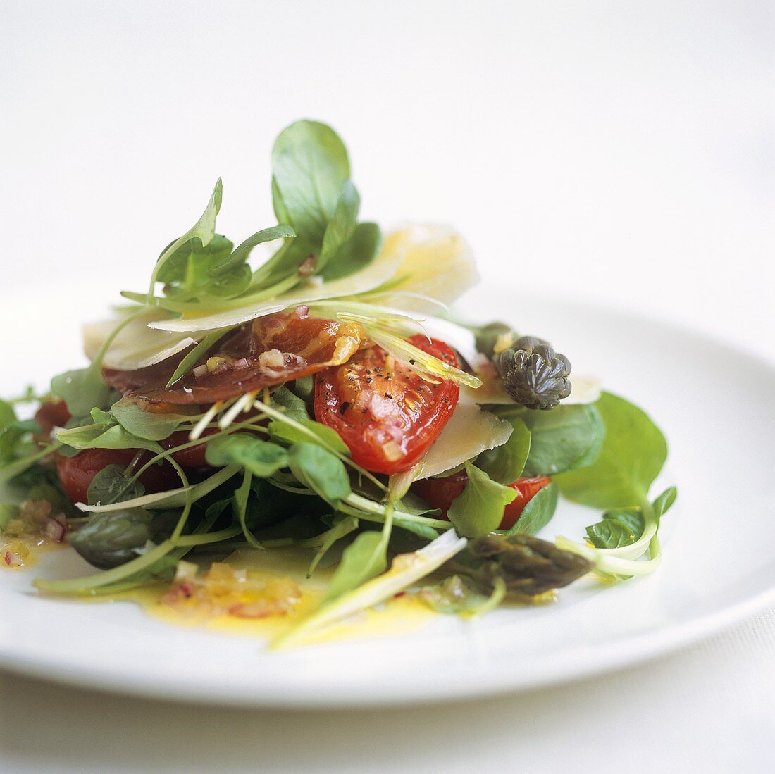 Brunnenkressesalat mit Tomate und Parmesanspänen