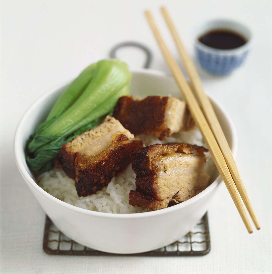Pork with crackling and pak choi on rice (China)