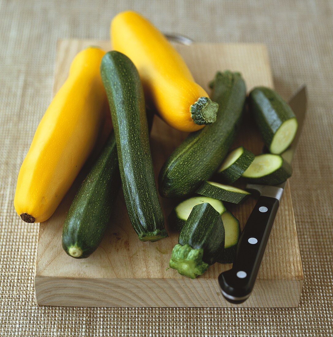 Gelbe und grüne Zucchini, teilweise geschnitten