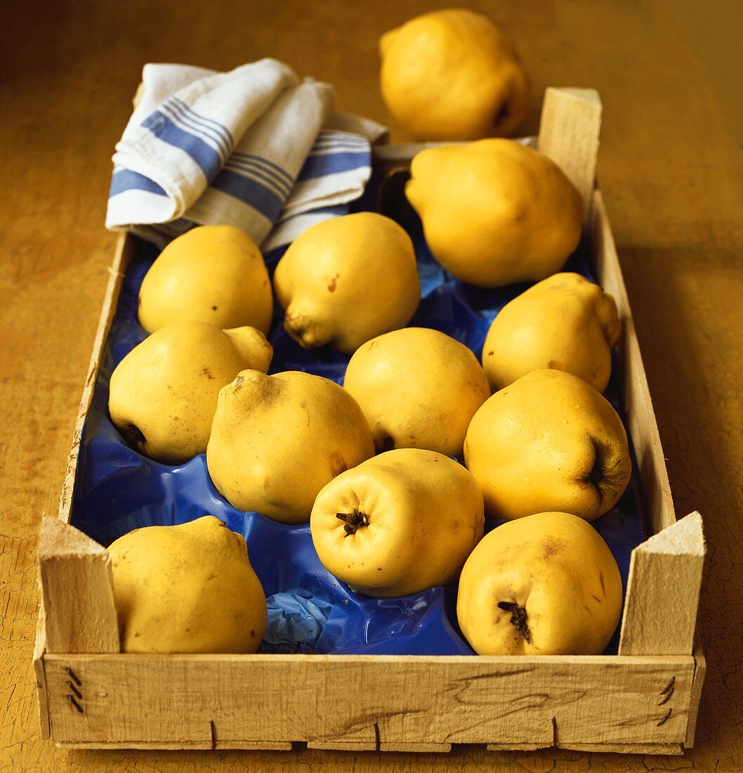 Several quinces in a crate