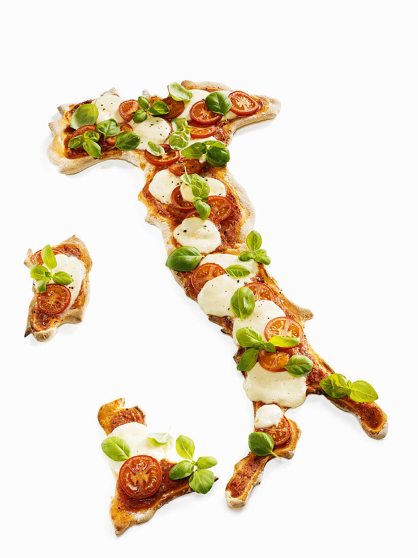 Pizza mit Mozzarella in Form der Landkarte von Italien