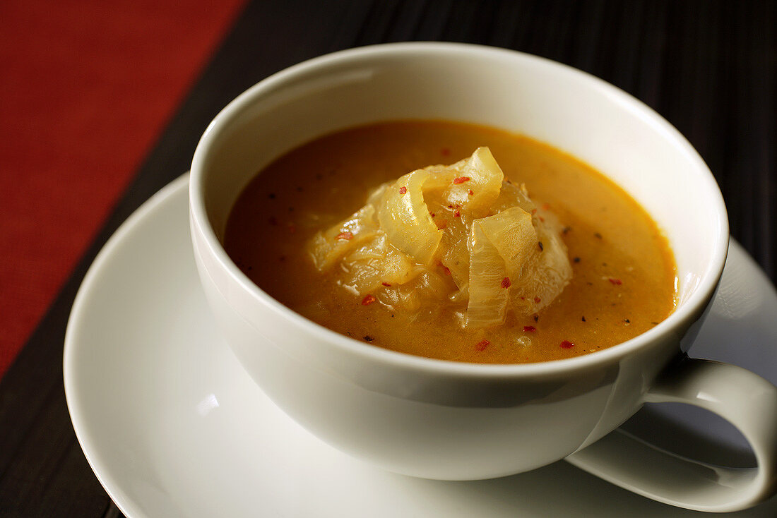 Würzige Zwiebelsuppe in Suppentasse