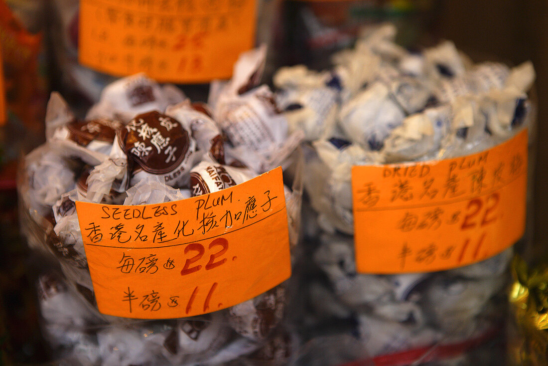 Pflaumen auf einem Strassenmarkt in Hongkong, China