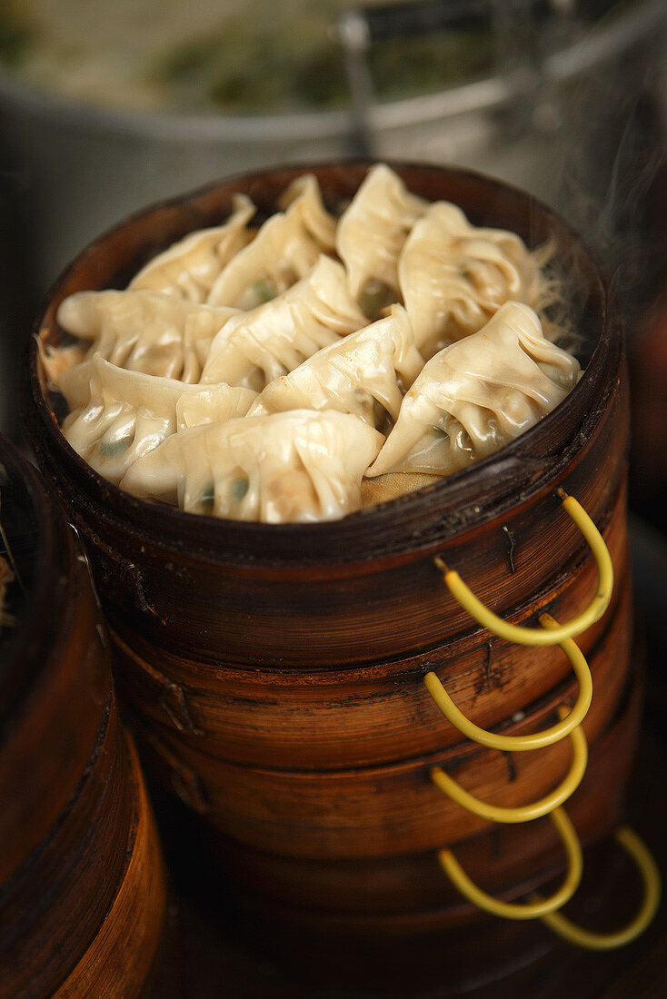 Dim sum in bamboo steamer (Cookshop in Guangzhou, China)