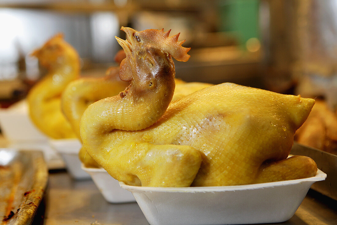 Gerupfte Hühner auf dem Tai Po Markt, Hongkong, China