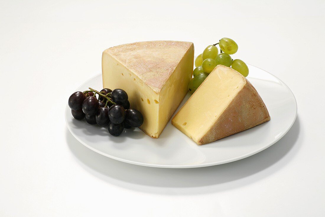 Tilsiter Käse und Trauben auf Teller