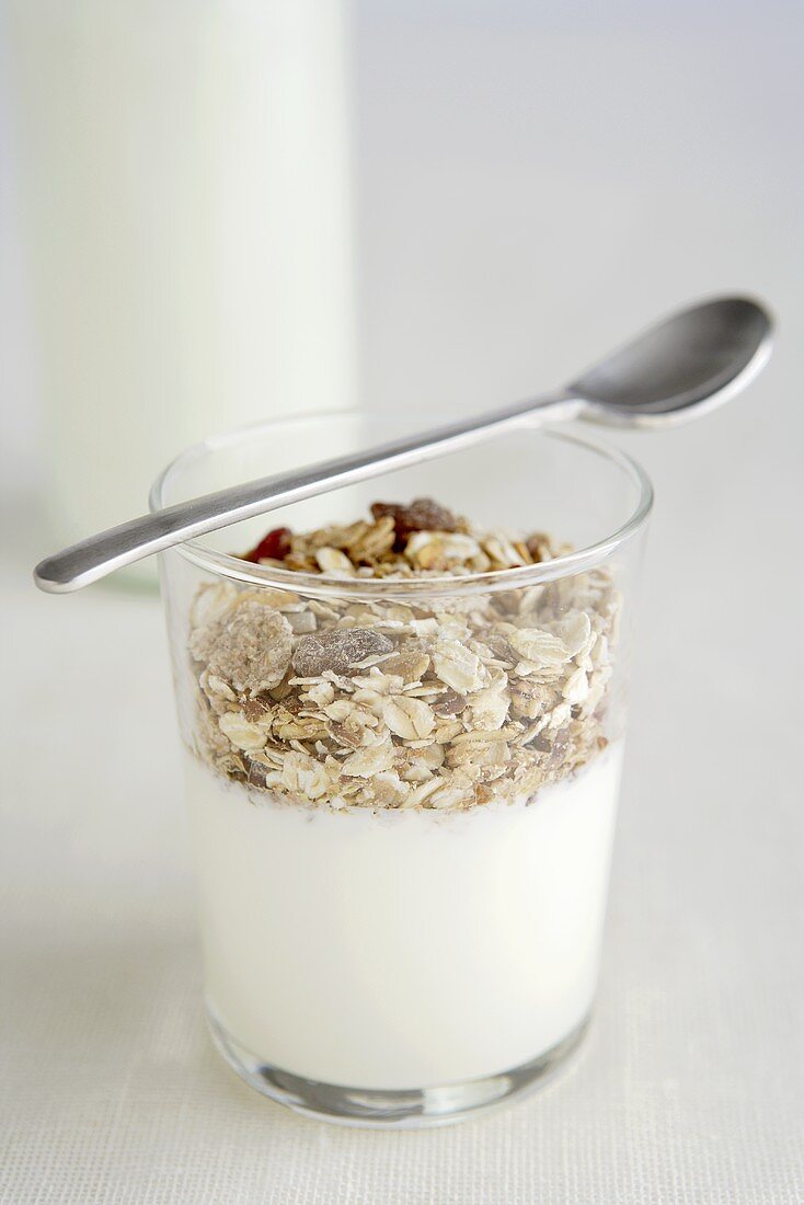 Joghurt mit Cerealien im Glas