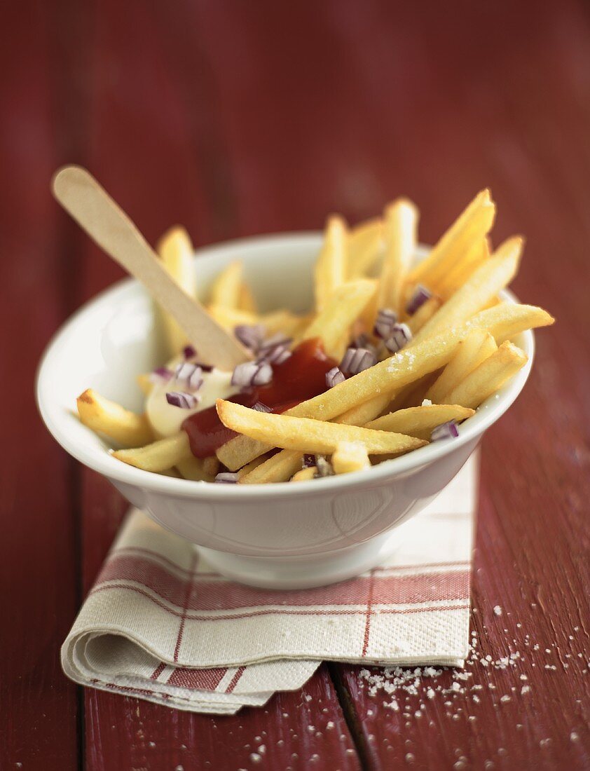 Chips with ketchup, mayonnaise and onions