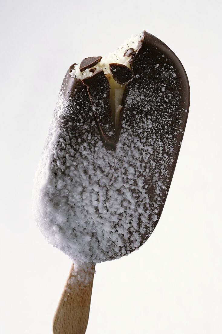 Vanille-Schokoladen-Eis am Stiel, gefrostet (angebissen)