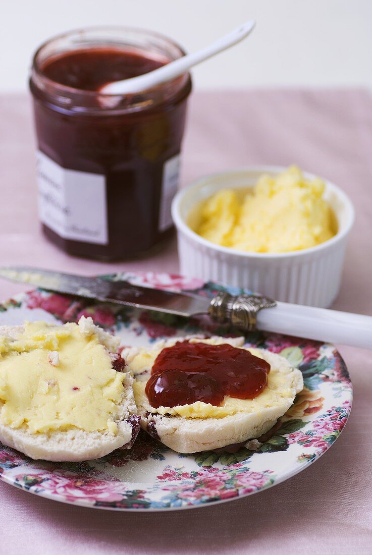 Cranberryscones mit Butter und Erdbeermarmelade