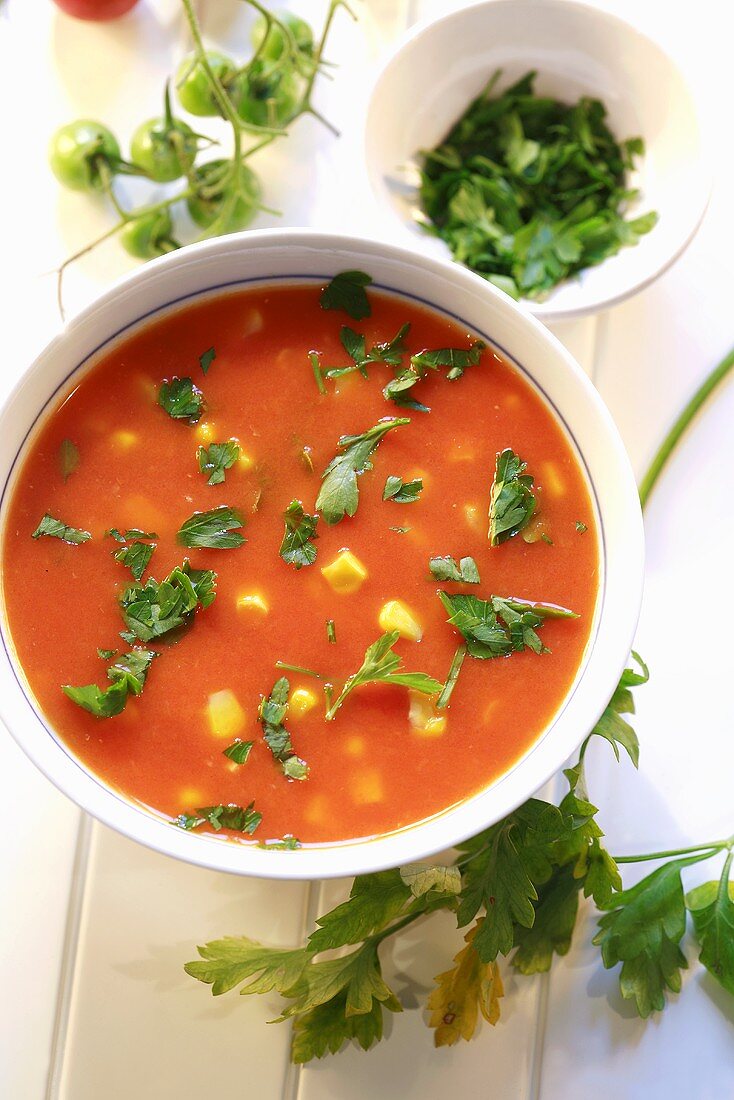 Tomaten-Mais-Suppe mit frischer Petersilie