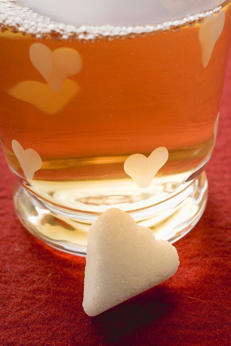 Glas Wintertee mit Zuckerwürfel zum Valentinstag