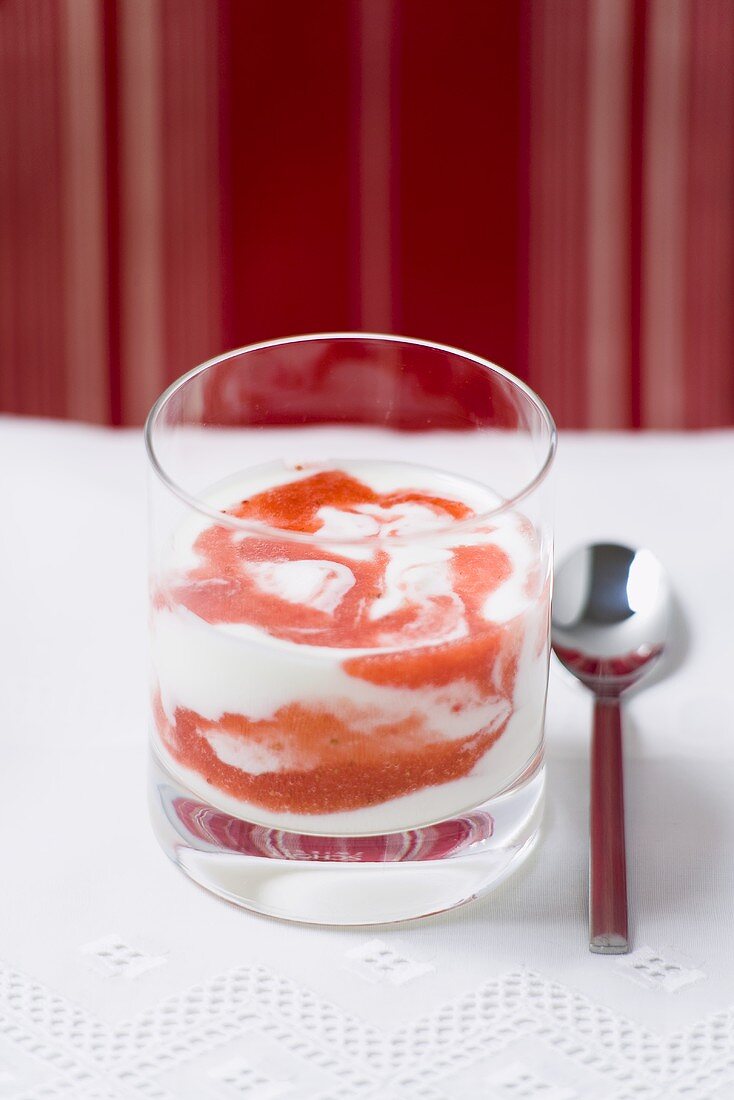 Yoghurt with puréed strawberries in a glass