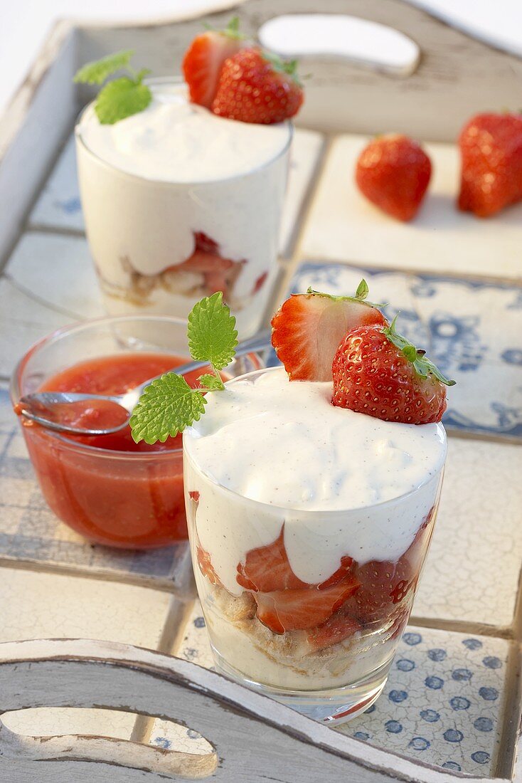 Mascarponecreme mit Erdbeeren auf Tablett