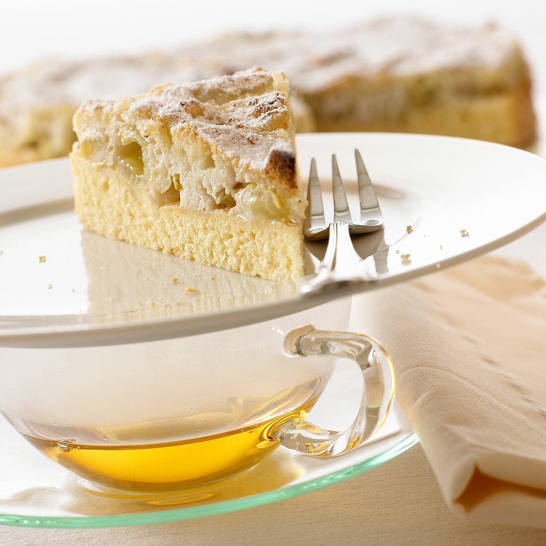 Stück Weintraubenkuchen auf Teetasse