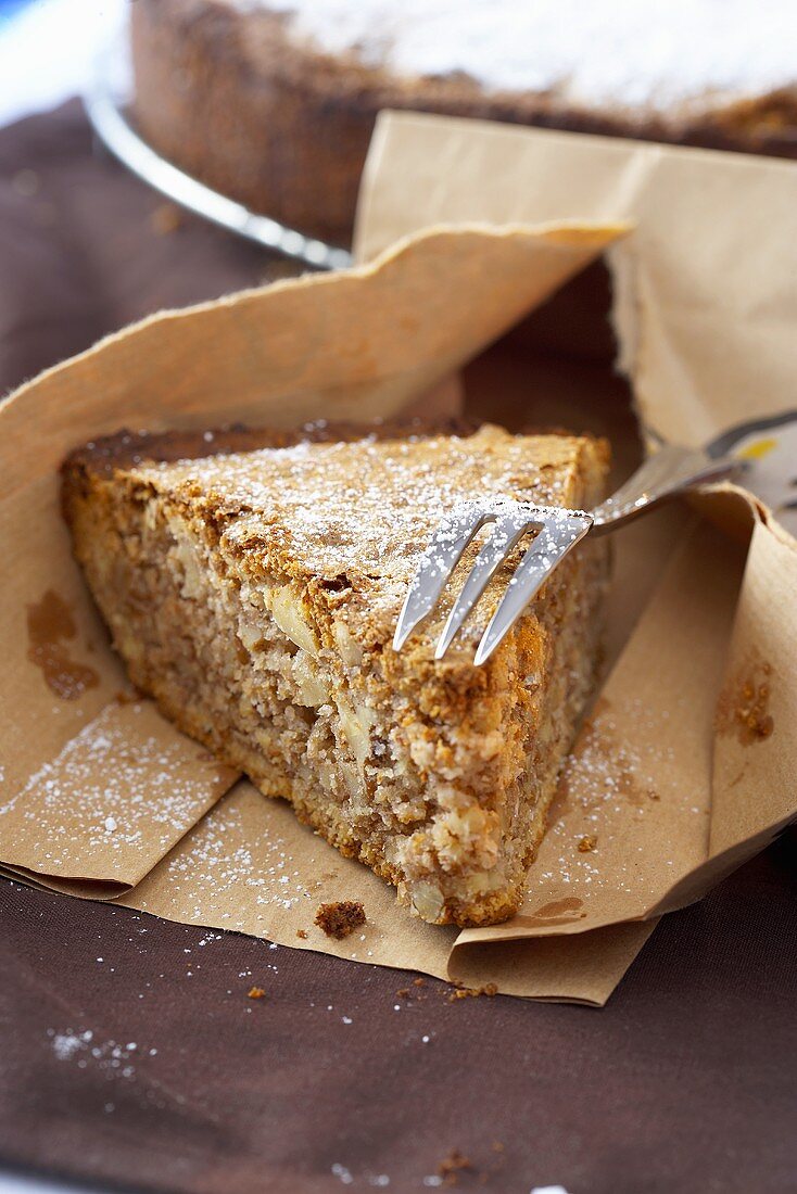 Stück kalifornischer Nusskuchen in Papiertüte