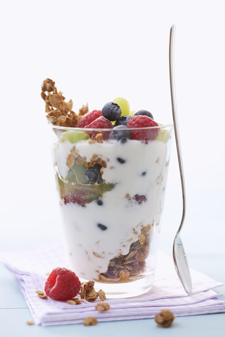 Yoghurt muesli with fresh berries