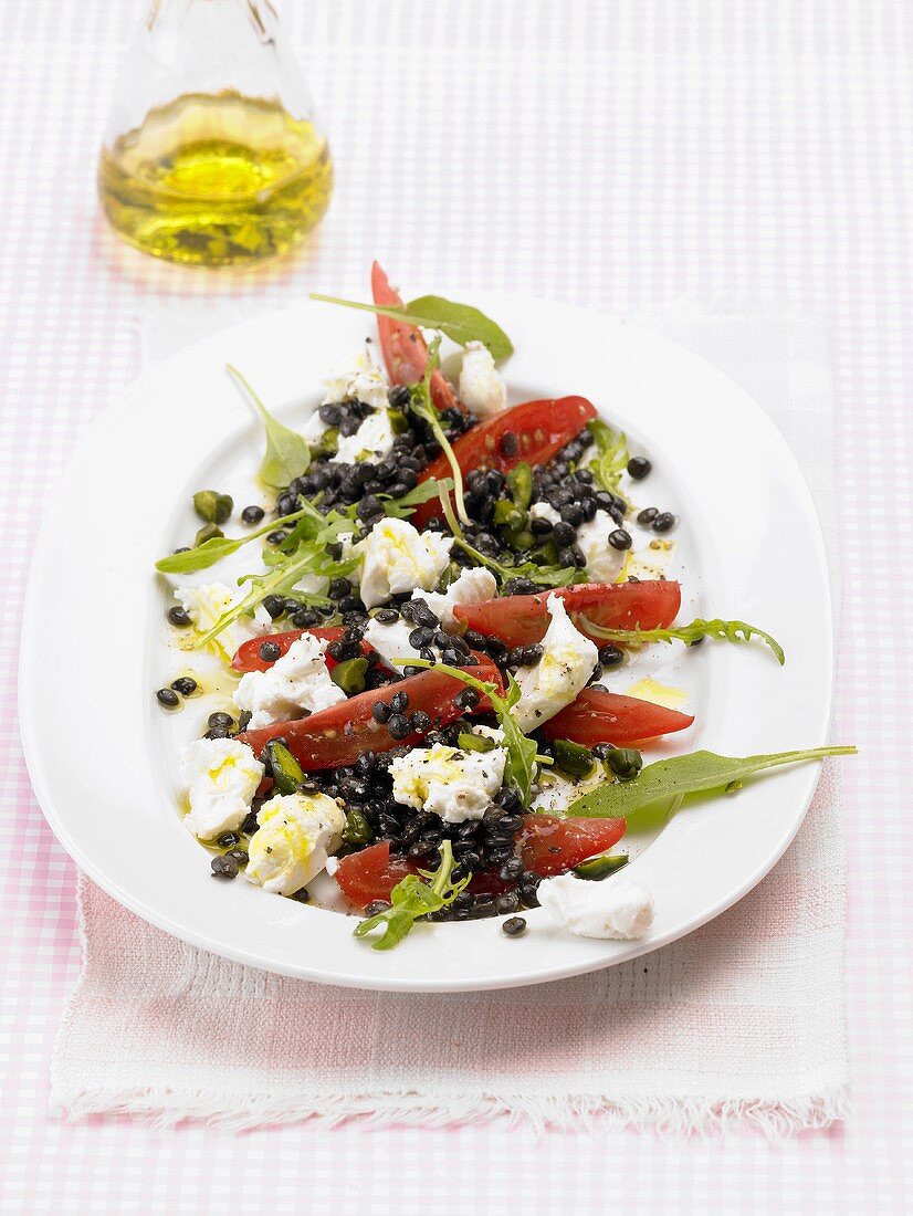 Salad leaves with goat's cheese, Beluga lentils & tomatoes