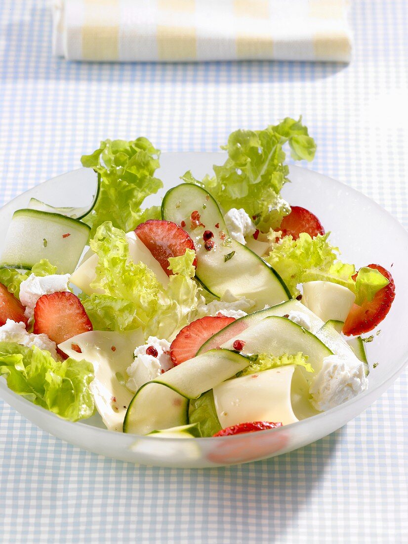 Blattsalat mit Ziegenkäse und Erdbeeren