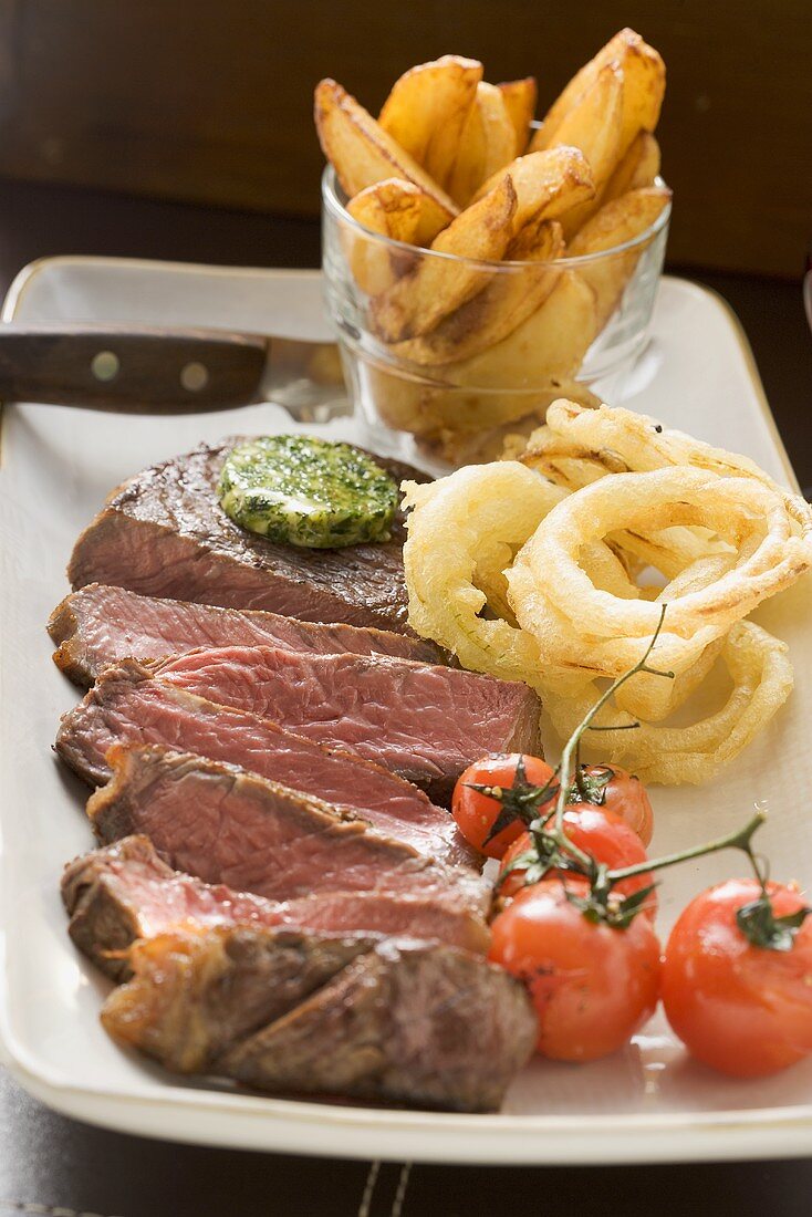 Rindersteak mit Kräuterbutter und Beilagen